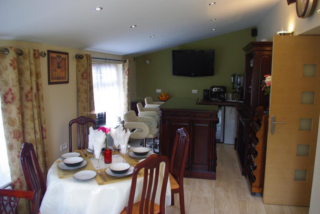 La Maison Celtique Saint-Nicolas-du-Pélem Extérieur photo